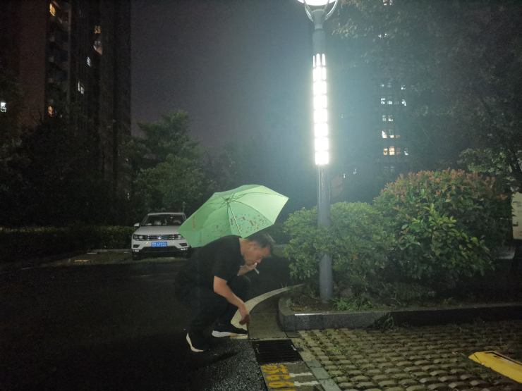 /upload/localpc/default/20220810101834/1有你在，我心安范永亮同志雨中值守.jpg